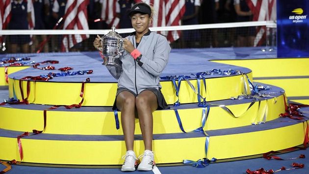 Dvacetiletá Ósakaová s trofejí pro vítězku ženské dvouhry na US Open. Dvacetiletá Ósakaová s trofejí pro vítězku ženské dvouhry na US Open.