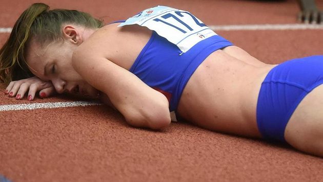 Vyčerpaná Simona Vrzalová po závodu na 3000 metrů. Vyčerpaná Simona Vrzalová po závodu na 3000 metrů.