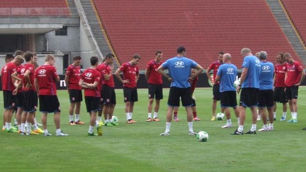 Sestava je jasná - jdeme na to! Fotbalová reprezentace na začátku tréninku na budapešťském Stadiónu Ference Puskáse. Sestava je jasná - jdeme na to! Fotbalová reprezentace na začátku tréninku na budapešťském Stadiónu Ference Puskáse.