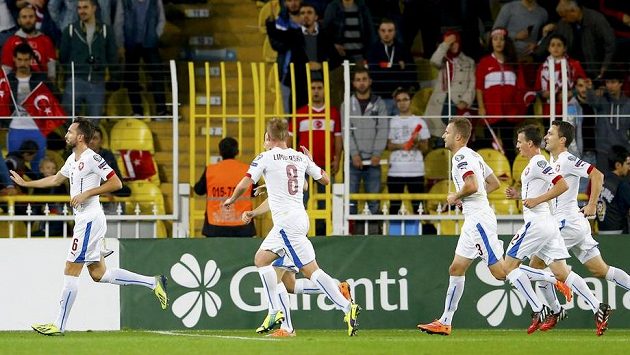 Tomáš Sivok (vlevo) nechtěl turecké fanoušky po vyrovnávací brance příliš provokovat. Tomáš Sivok (vlevo) nechtěl turecké fanoušky po vyrovnávací brance příliš provokovat.
