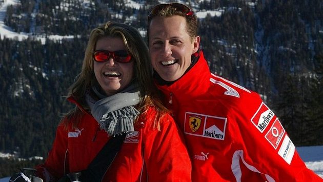Michael Schumacher se svou ženou Corinnou při lyžování v italských Alpách. Michael Schumacher se svou ženou Corinnou při lyžování v italských Alpách.