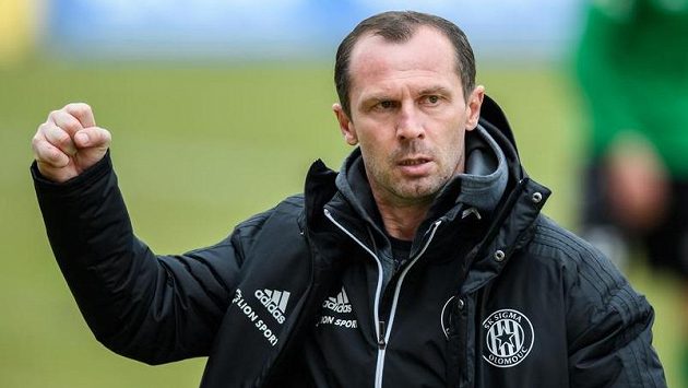 Trenér Sigmy Olomouc Radoslav Látal oslavuje vítězství 2:0 v Příbrami. Trenér Sigmy Olomouc Radoslav Látal oslavuje vítězství 2:0 v Příbrami.