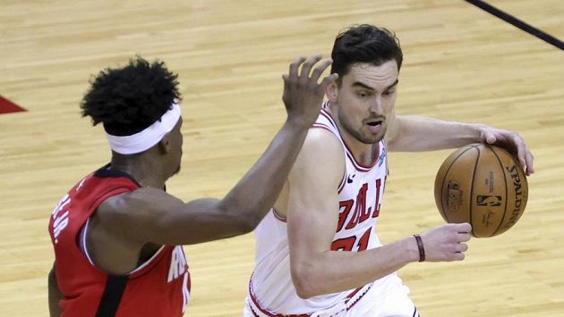Tomáš Satoranský (vpravo) z Chicaga a Danuel House Jr. z Houstonu. Tomáš Satoranský (vpravo) z Chicaga a Danuel House Jr. z Houstonu.