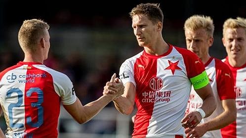 Spoluhráči gratulují kapitánovi Slavie Milanu Škodovi ke skvělému výkonu a čtyřem gólům. Spoluhráči gratulují kapitánovi Slavie Milanu Škodovi ke skvělému výkonu a čtyřem gólům.