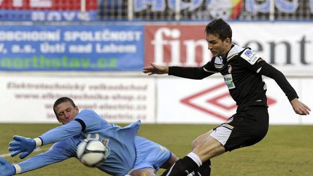 Marek Bakoš střílí gól teplickému brankáři Tomáši Grigarovi. Marek Bakoš střílí gól teplickému brankáři Tomáši Grigarovi.