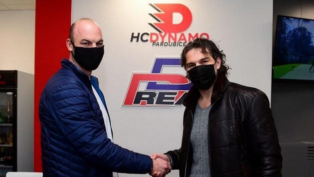 Stěpan Zacharčuk (vlevo) si podává ruku s hrajícím majitelem Kladna Jaromírem Jágrem. Stěpan Zacharčuk (vlevo) si podává ruku s hrajícím majitelem Kladna Jaromírem Jágrem.