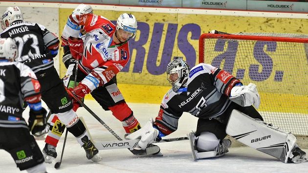 Patrik Poulíček z Pardubic před brankářem Karlových Varů Filipem Novotným. Patrik Poulíček z Pardubic před brankářem Karlových Varů Filipem Novotným.