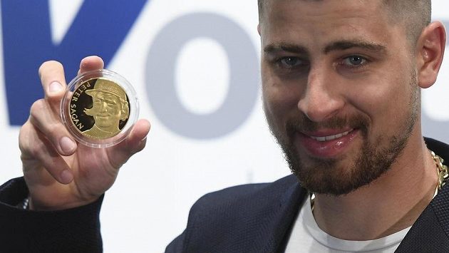 Slovenský cyklista Peter Sagan s pamětní zlatou medailí, která byla vydána k oslavě jeho tří vítězství na MS v silničním závodě. Slovenský cyklista Peter Sagan s pamětní zlatou medailí, která byla vydána k oslavě jeho tří vítězství na MS v silničním závodě.