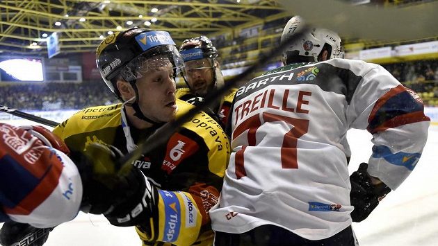 Hráči Litvínova (zleva) Michal Trávníček a Karel Pilař a pardubický Sacha Treille. Hráči Litvínova (zleva) Michal Trávníček a Karel Pilař a pardubický Sacha Treille.