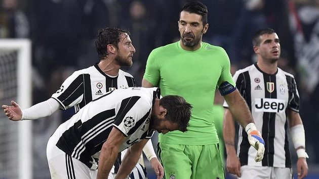Brankář Gianluigi Buffon se spoluhráči z Juventusu. Brankář Gianluigi Buffon se spoluhráči z Juventusu.