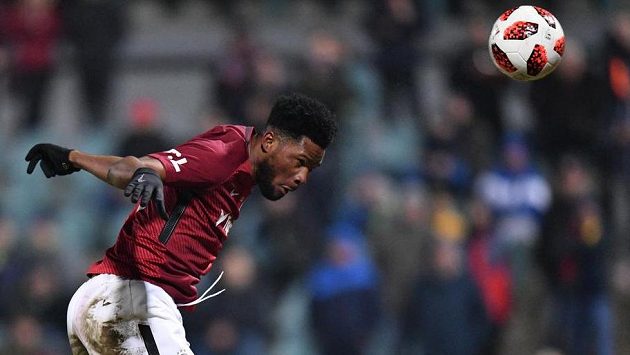 Benjamin Tetteh střílí vítězný gól Sparty v derby s Duklou. Benjamin Tetteh střílí vítězný gól Sparty v derby s Duklou.
