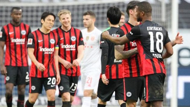 Fotbalisté Frankfurtu se radují z branky do sítě Bayernu Mnichov Fotbalisté Frankfurtu se radují z branky do sítě Bayernu Mnichov