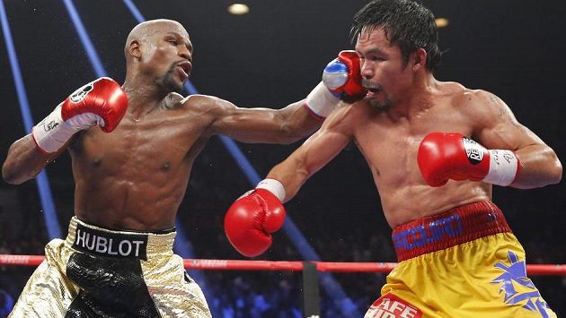 Floyd Mayweather (vlevo) zasahuje Filipínce Mannyho Pacquiaoa v památném květnovém utkání v Las Vegas. Floyd Mayweather (vlevo) zasahuje Filipínce Mannyho Pacquiaoa v památném květnovém utkání v Las Vegas.