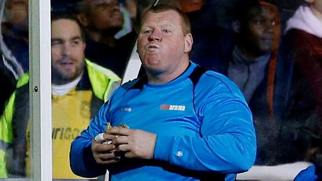 S chutí se na lavičce Suttonu do pořádného sousta zahryzl - a jaký poprask tím brankář Wayne Shaw způsobil! S chutí se na lavičce Suttonu do pořádného sousta zahryzl - a jaký poprask tím brankář Wayne Shaw způsobil!