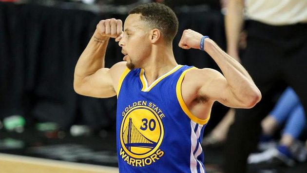 Hvězda Golden State Warriors Stephen Curry obhájila trofej pro nejužitečnějšího hráče NBA. Hvězda Golden State Warriors Stephen Curry obhájila trofej pro nejužitečnějšího hráče NBA.