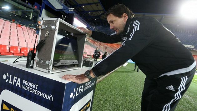 Videorozhodčí je v Česku teprve v počátcích, v Polsku už je využíván takřka v každém utkání. Videorozhodčí je v Česku teprve v počátcích, v Polsku už je využíván takřka v každém utkání.