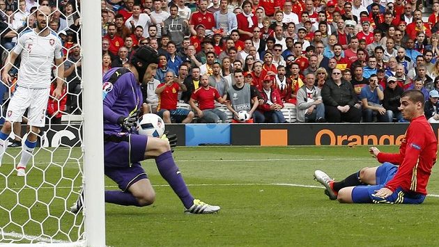 Takhle Petr Čech lapil v první půli střelu Alvara Moraty (vpravo) z bezprostřední blízkosti. Takhle Petr Čech lapil v první půli střelu Alvara Moraty (vpravo) z bezprostřední blízkosti.