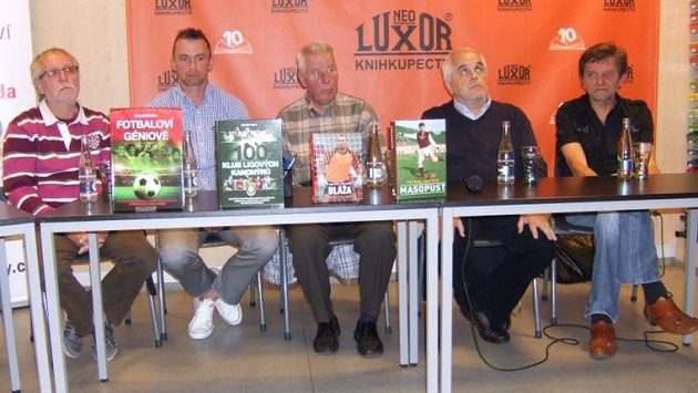 Zleva Milan Macho, Jaromír Blažek, Josef Masopust, Petr Feldstein a Zdeněk Pavlis s novými knihami. Zleva Milan Macho, Jaromír Blažek, Josef Masopust, Petr Feldstein a Zdeněk Pavlis s novými knihami.