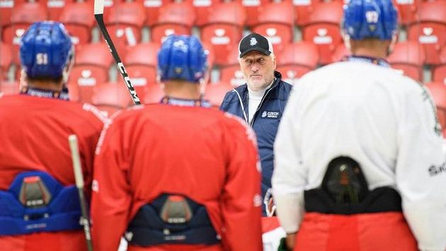 Trenér Miloš Říha během tréninku v rámci letního kempu hokejové reprezentace Trenér Miloš Říha během tréninku v rámci letního kempu hokejové reprezentace