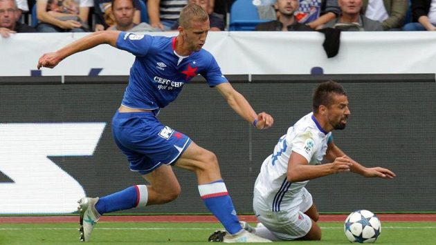 Zleva Tomáš Souček ze Slavie a Milan Baroš z Baníku. Zleva Tomáš Souček ze Slavie a Milan Baroš z Baníku.