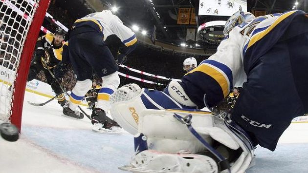 NHL uvažuje o možném rozšíření použití videa (ilustrační foto). NHL uvažuje o možném rozšíření použití videa (ilustrační foto).