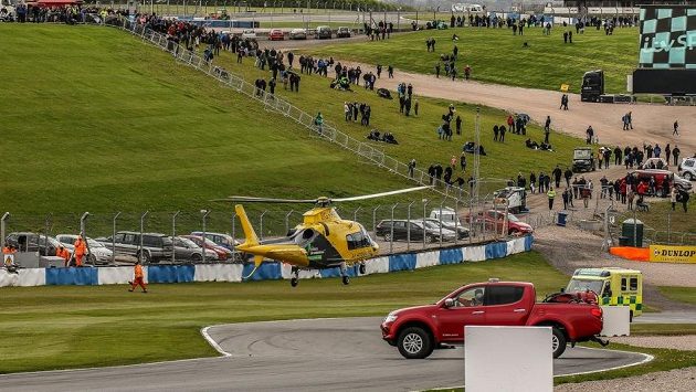Vrtulník s vážně zraněným Billym Mongerem opouští okruh v Donington Parku. Vrtulník s vážně zraněným Billym Mongerem opouští okruh v Donington Parku.