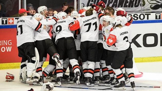Radost hokejistů Jyväskylä z vítězství v letošním ročníku Ligy mistrů. Radost hokejistů Jyväskylä z vítězství v letošním ročníku Ligy mistrů.