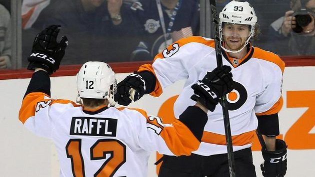 Jakub Voráček se raduje se spoluhráčem z Philadelphie Michaelem Rafflem z gólu v utkání proti Winnipegu. Jakub Voráček se raduje se spoluhráčem z Philadelphie Michaelem Rafflem z gólu v utkání proti Winnipegu.