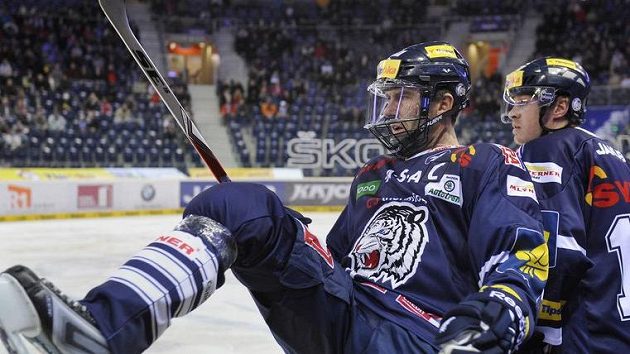 Liberecký Petr Nedvěd s maskou, která kryje jeho operovanou čelist, naskakuje na led. Liberecký Petr Nedvěd s maskou, která kryje jeho operovanou čelist, naskakuje na led.