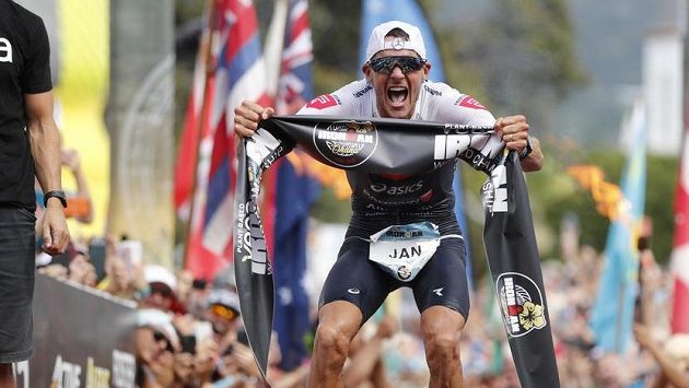 Jan Frodeno slaví triumf na Havaji. Jan Frodeno slaví triumf na Havaji.