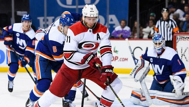 Jordan Staal (11) z Caroliny a Ryan Pulock (6) z New York Islanders. Jordan Staal (11) z Caroliny a Ryan Pulock (6) z New York Islanders.