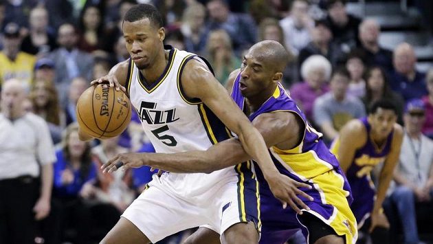 Kobe Bryant se snaží vypíchnout míč Rodneymu Hoodovi z Utahu. Kobe Bryant se snaží vypíchnout míč Rodneymu Hoodovi z Utahu.