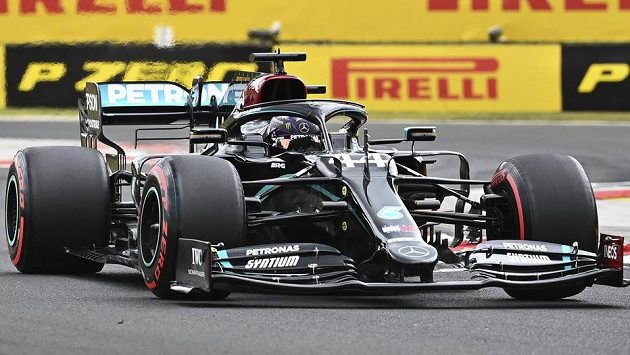 Pliot Mercedesu Lewis Hamilton na trati při sobotní kvalifikaci na Velkou cenu Maďarska. Pliot Mercedesu Lewis Hamilton na trati při sobotní kvalifikaci na Velkou cenu Maďarska.
