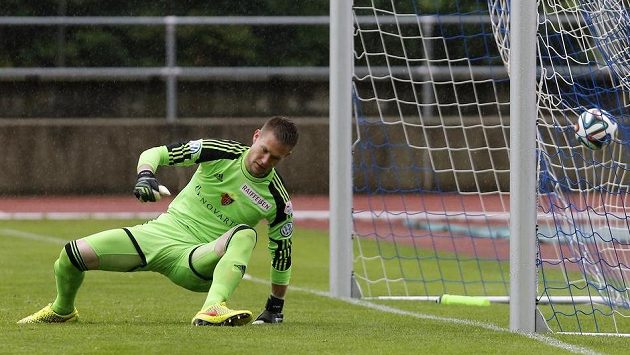 Smutný brankář Tomáš Vaclík v dresu Basileje. V přípravě inkasoval od bývalých spoluhráčů ze Sparty celkem čtyřikrát. Smutný brankář Tomáš Vaclík v dresu Basileje. V přípravě inkasoval od bývalých spoluhráčů ze Sparty celkem čtyřikrát.