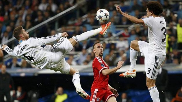 Sergio Ramos z Realu při akrobatickém zákroku před Franckem Ribérym z Bayernu v prvním utkání na Santiago Bernabéu. Sergio Ramos z Realu při akrobatickém zákroku před Franckem Ribérym z Bayernu v prvním utkání na Santiago Bernabéu.