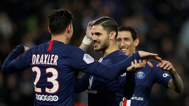 Fotbalisté PSG Julian Draxler, Mauro Icardi a Ángel Di María se radují z branky proti Lyonu. Fotbalisté PSG Julian Draxler, Mauro Icardi a Ángel Di María se radují z branky proti Lyonu.