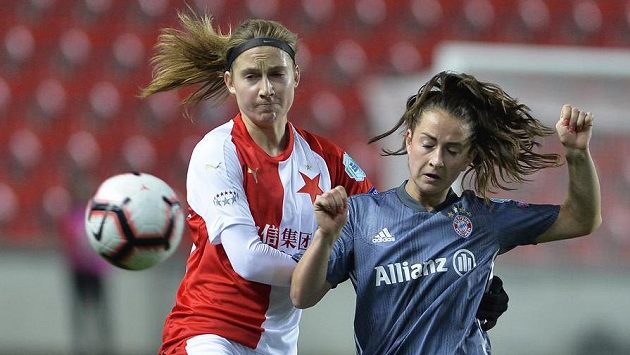 Slávistka Kamila Dubcová (vlevo) v souboji o míč se Sárou Dabritzovou z Bayernu. Slávistka Kamila Dubcová (vlevo) v souboji o míč se Sárou Dabritzovou z Bayernu.