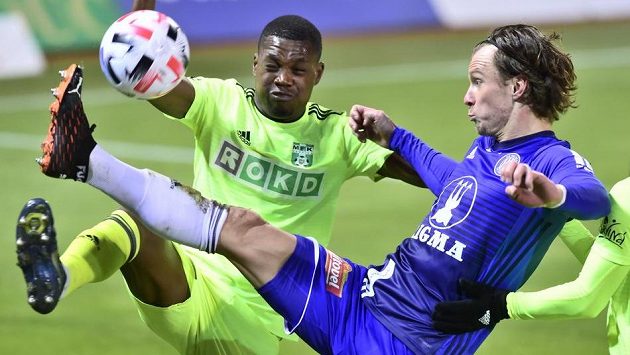 Zleva Gigli Ndefe z Karviné a Martin Nešpor z Olomouce Zleva Gigli Ndefe z Karviné a Martin Nešpor z Olomouce