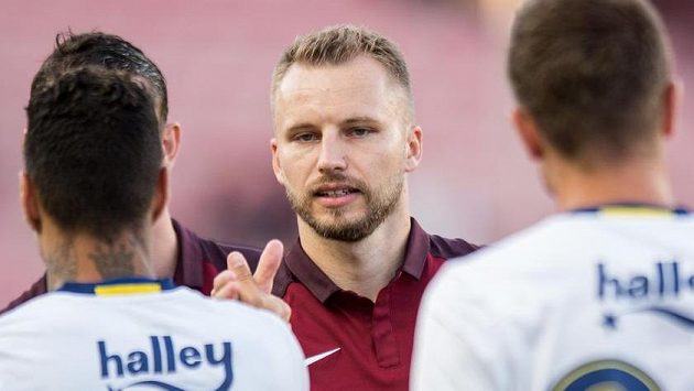 Obránce Sparty Michal Kadlec se zdraví s bývalými spoluhráči z Fenerbahce před přátelským utkáním. Obránce Sparty Michal Kadlec se zdraví s bývalými spoluhráči z Fenerbahce před přátelským utkáním.