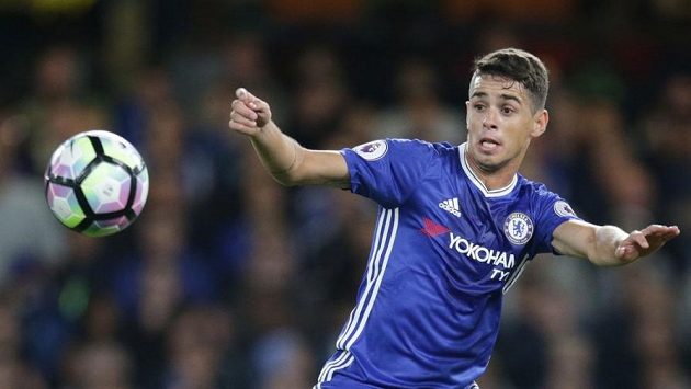 Brazilský záložník Oscar v poslední době příliš možností v Chelsea nedostává. Odejde? Brazilský záložník Oscar v poslední době příliš možností v Chelsea nedostává. Odejde?