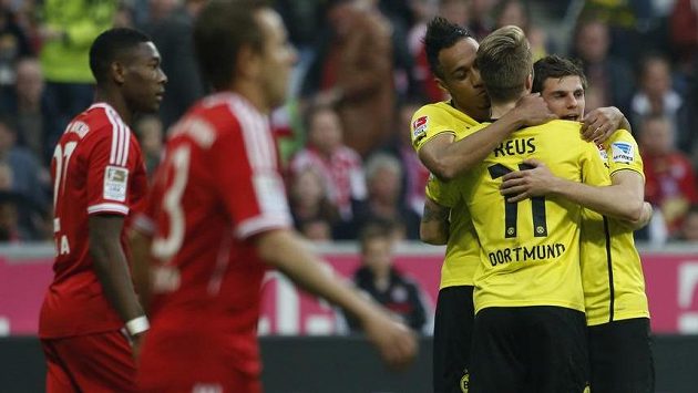Fotbalisté Dortmundu Pierre-Emerick Aubameyang (třetí zleva), Marco Reus (druhý zprava) a Jonas Hofmann slaví tříbrankové vítězství v mnichovské Allianz areně. Fotbalisté Dortmundu Pierre-Emerick Aubameyang (třetí zleva), Marco Reus (druhý zprava) a Jonas Hofmann slaví tříbrankové vítězství v mnichovské Allianz areně.