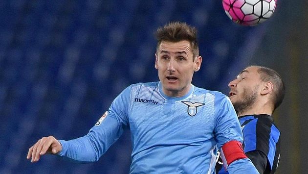 Miroslav Klose (vpředu) v utkání s Atalantou. Miroslav Klose (vpředu) v utkání s Atalantou.