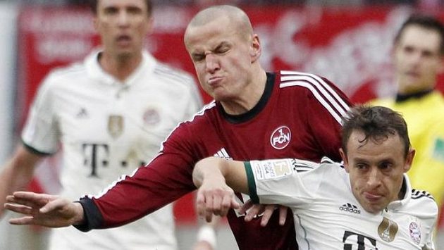 Adam Hloušek z Norimberku (v červeném) v souboji s Rafinhou z Bayernu Mnichov. Adam Hloušek z Norimberku (v červeném) v souboji s Rafinhou z Bayernu Mnichov.