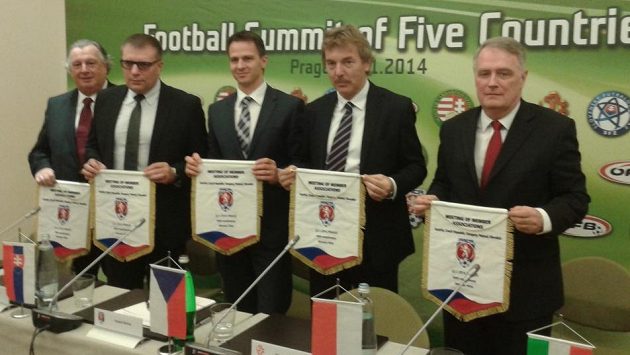 Zástupci pěti středoevropských fotbalových svazů po jednání v Praze, druhý zprava slavný polský fotbalista Zbigniew Boniek. Zástupci pěti středoevropských fotbalových svazů po jednání v Praze, druhý zprava slavný polský fotbalista Zbigniew Boniek.