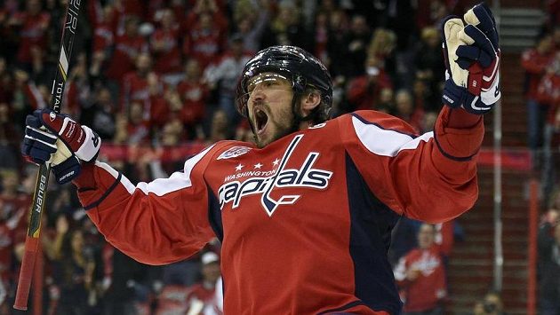 Ruský útočník Washingtonu Alexander Ovečkin jásá po trefě do sítě Caroliny v úterním utkání NHL. Ruský útočník Washingtonu Alexander Ovečkin jásá po trefě do sítě Caroliny v úterním utkání NHL.