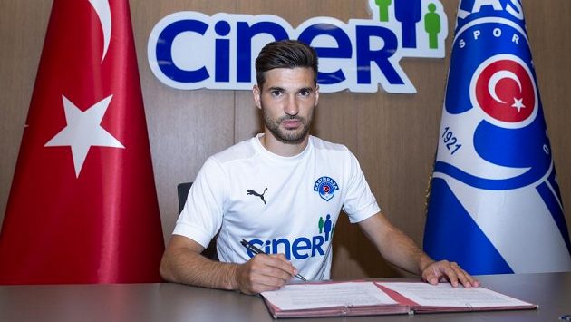 Michal Trávník se upsal Kasimpase pod tureckou i klubovou vlajkou. Michal Trávník se upsal Kasimpase pod tureckou i klubovou vlajkou.