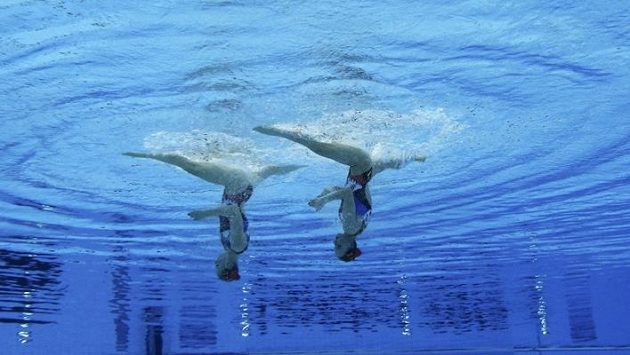 Ruské akvabely Natalja Iščenková se Světlanou Romašinovou při finále olympijské soutěže dvojic. Ruské akvabely Natalja Iščenková se Světlanou Romašinovou při finále olympijské soutěže dvojic.