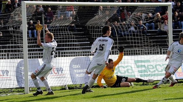 Zleva obránci Hradce Michal Pávek a Jakub Chleboun, brankář Baníku Michal Daněk a útočník Václav Pilař. Hradec právě srovnal skóre na 1:1. Zleva obránci Hradce Michal Pávek a Jakub Chleboun, brankář Baníku Michal Daněk a útočník Václav Pilař. Hradec právě srovnal skóre na 1:1.