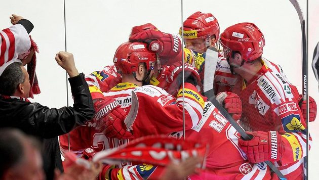 Hokejisté Třince se radují z gólu v zápase proti Mladé Boleslavi. Hokejisté Třince se radují z gólu v zápase proti Mladé Boleslavi.