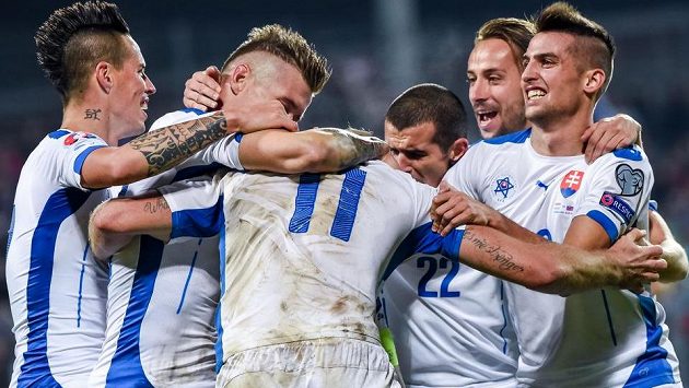 Radost slovenských fotbalistů, jejich tým se poprvé v historii probojoval na závěrečný turnaj ME. Radost slovenských fotbalistů, jejich tým se poprvé v historii probojoval na závěrečný turnaj ME.